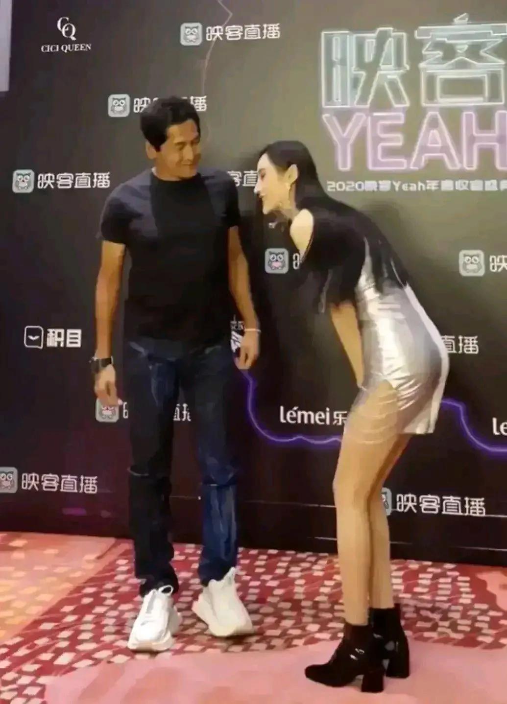 这次真不能怪张纪中啊，齐秦比张纪中还不淡定，齐秦，跟吴春怡同台，齐秦全程盯着吴