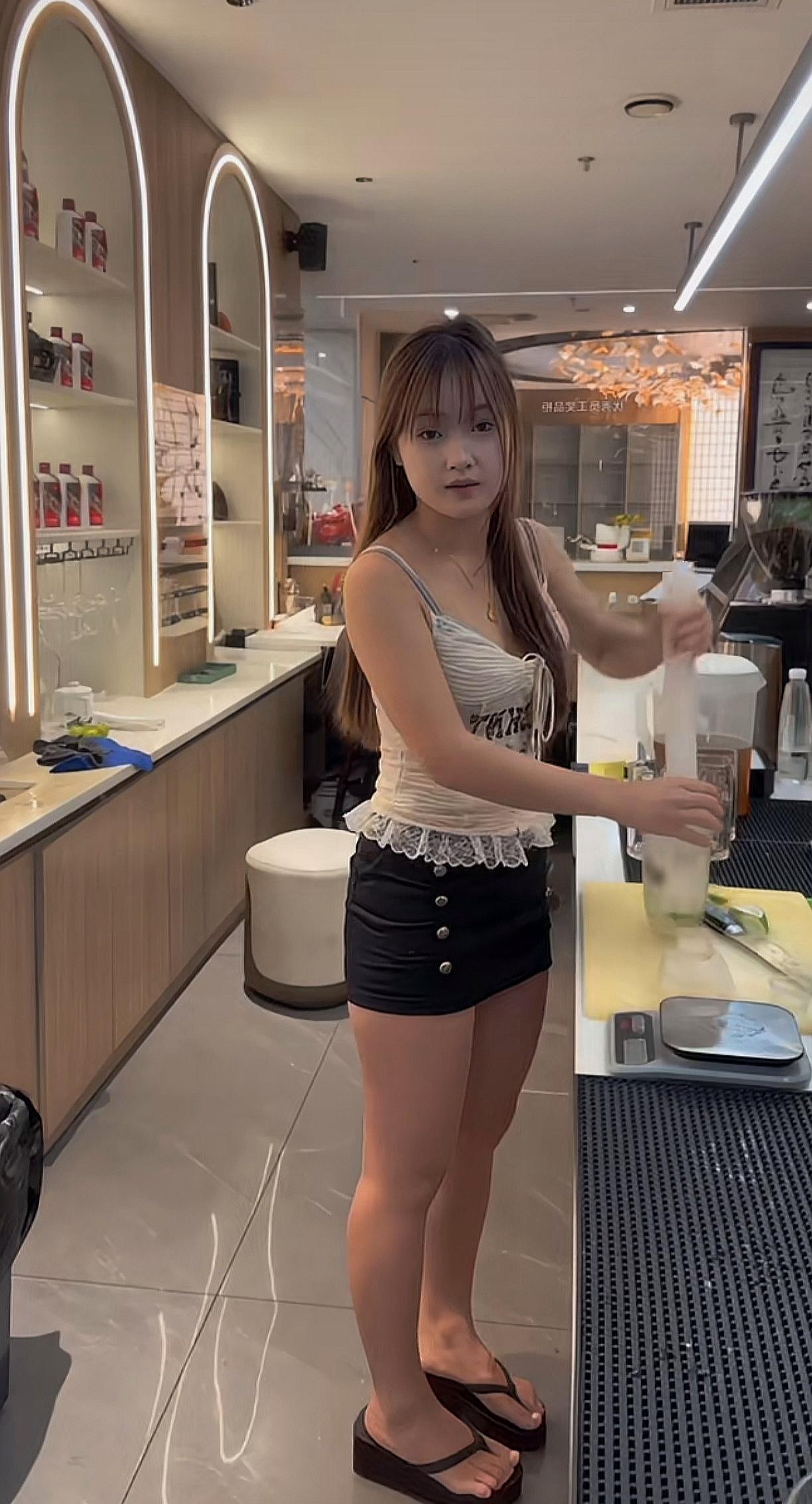 小女孩在酒吧自制饮品。