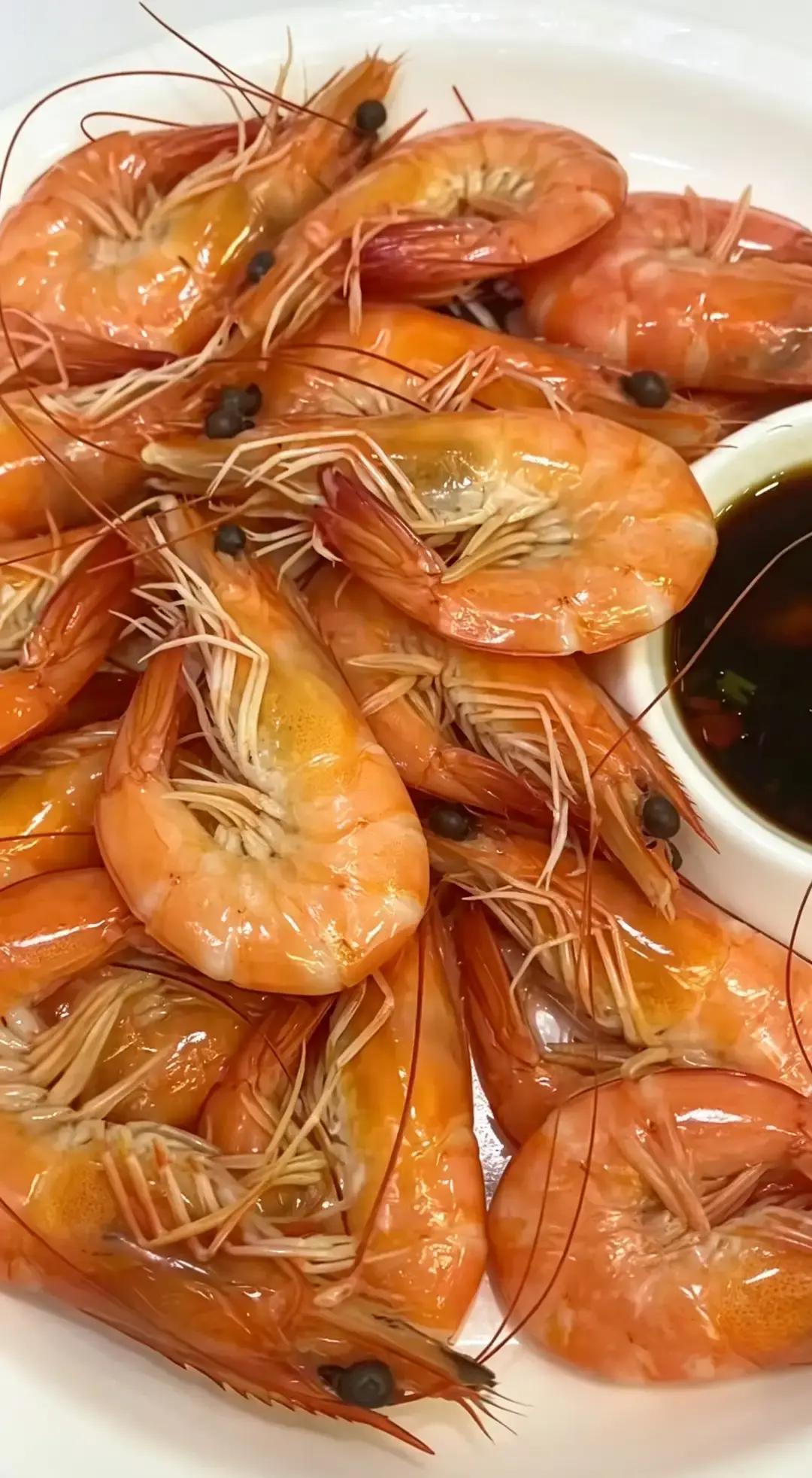 昨晚吃饭的时候，我把一盘刚捞出来的白灼虾端上桌，大姑姐的孙子用筷子胡乱扒拉两下，