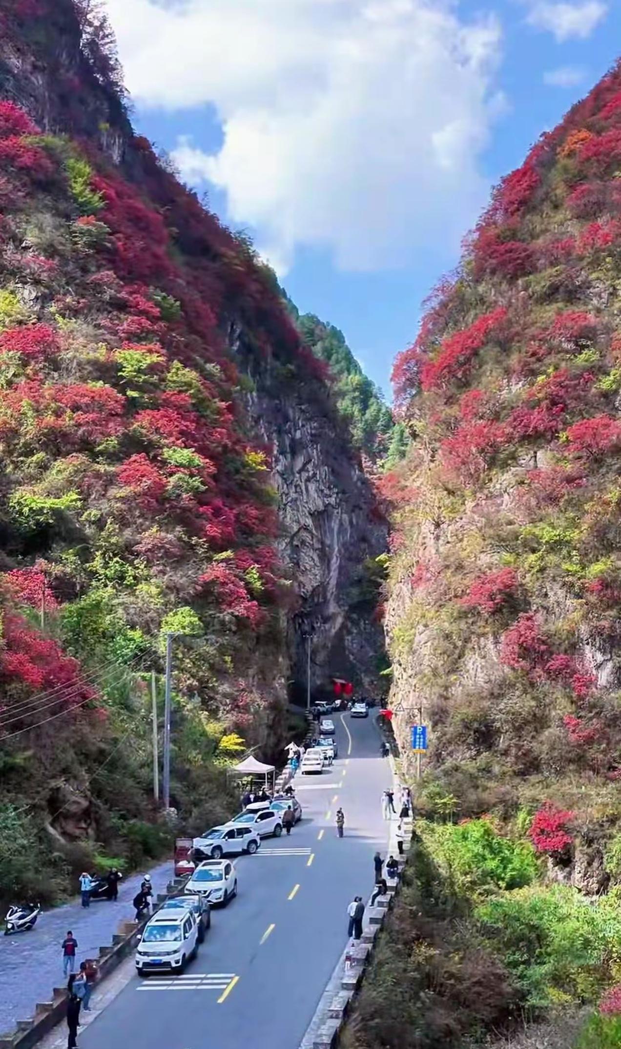 一个很有意思的现象，西安人一到放假不是往秦岭山里钻，就是去成都重庆，要么就是跑去