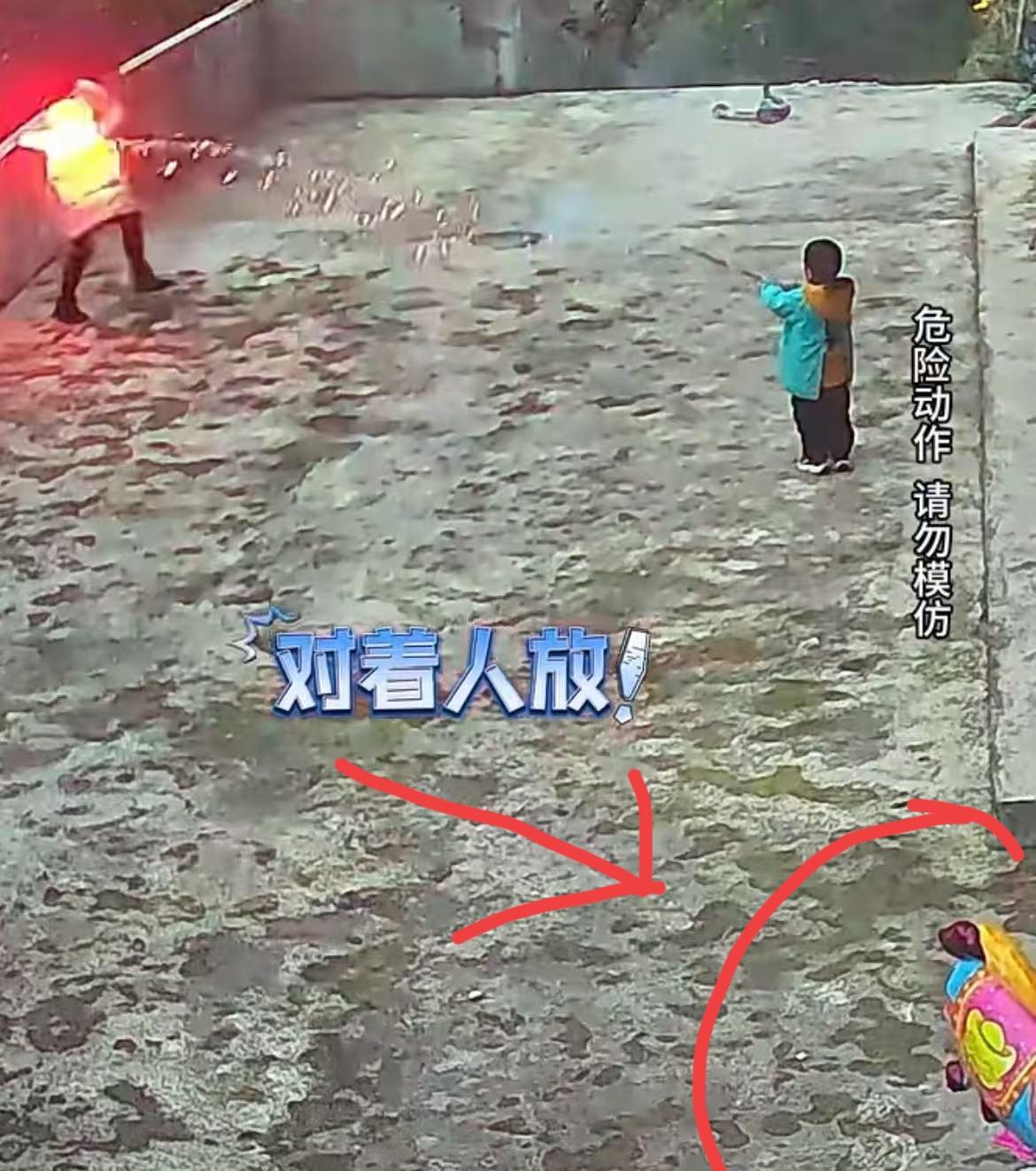 新年闯祸第一娃！孩子对准妈妈追着放烟花，妈妈慌忙躲进了死胡同，孩子紧追不舍，新衣