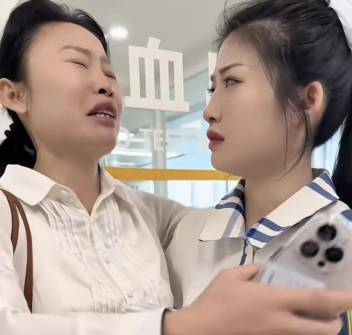 草帽姐因肝病前往北京301医院就医，病情严重，不得不暂停直播。辗转来到首都，