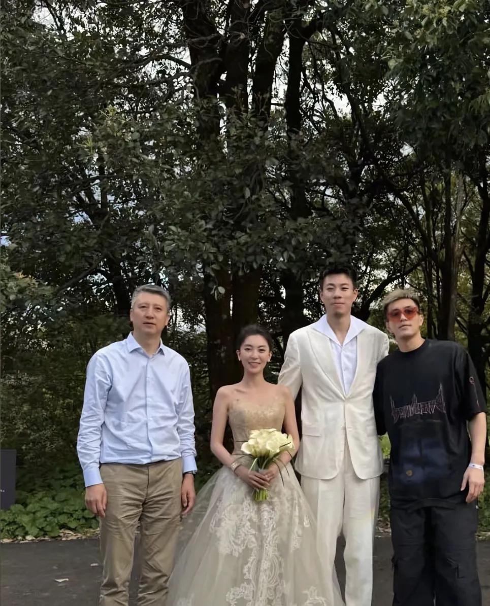 张镇麟婚礼低调的让人惊讶，郭艾伦不发社交媒体，外界对婚礼具体情况一无所知，按理说