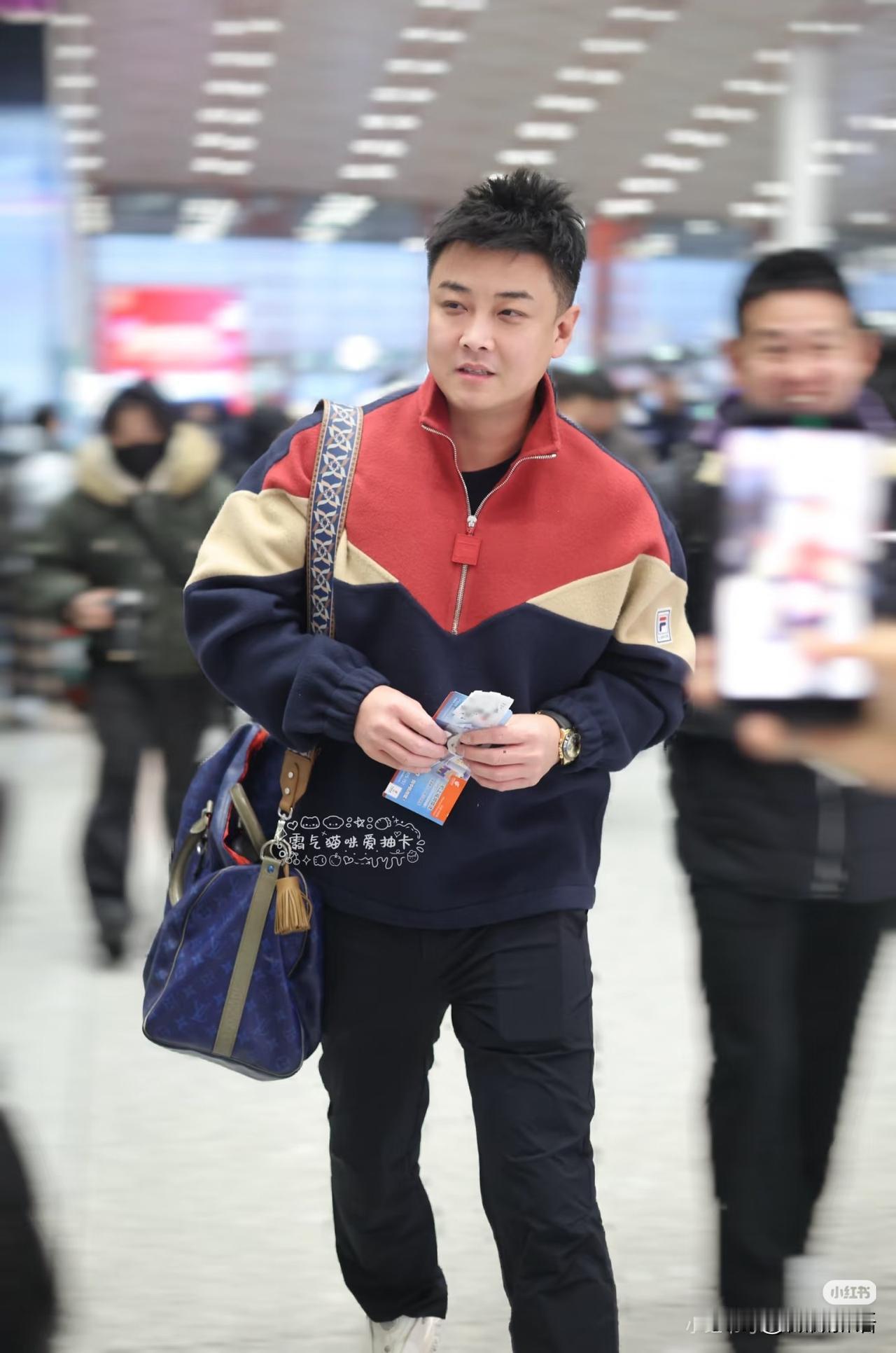 看来志强教练可以休息了。今天一大早国乒就从北京出发了，王皓带着新教练王建军一起