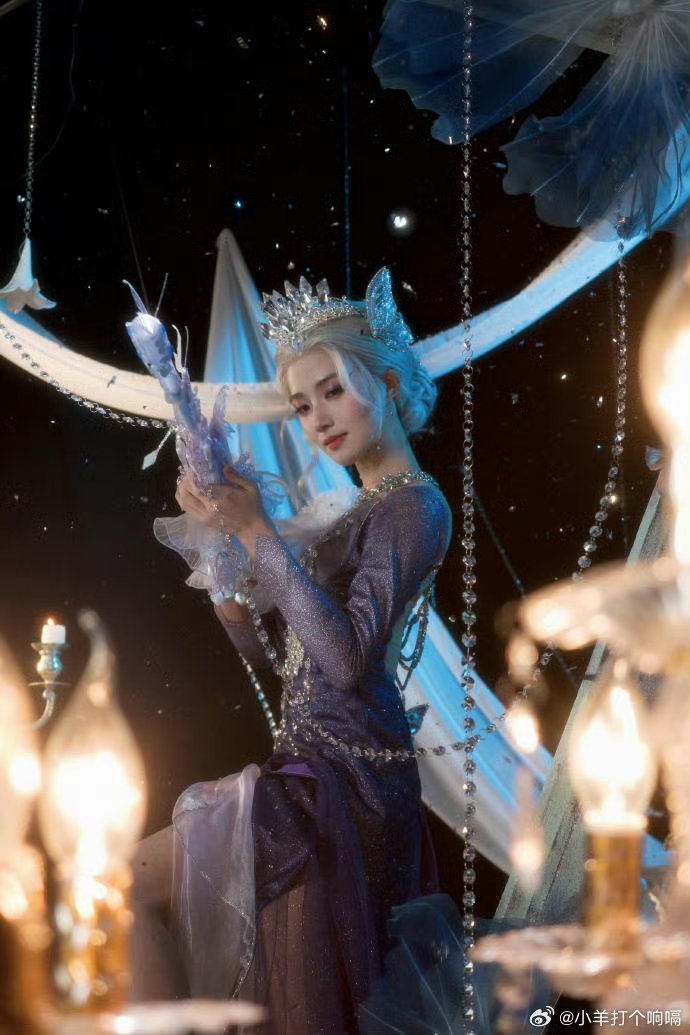 我拍的卢昱晓为了拍这组“神装”，我在游戏里找了半天角度。说实话，这裙子上的光效