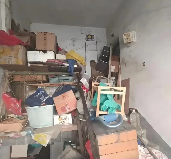 新疆伊宁，一男子看对门家房子空置，他撬开门锁，把自己家破烂全搬进去，房子不是他花