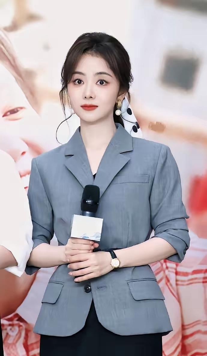 我闺蜜有幸见过谭松韵，回来后偷偷跟我说，​以后别再说谭松韵是美女了，你是不知
