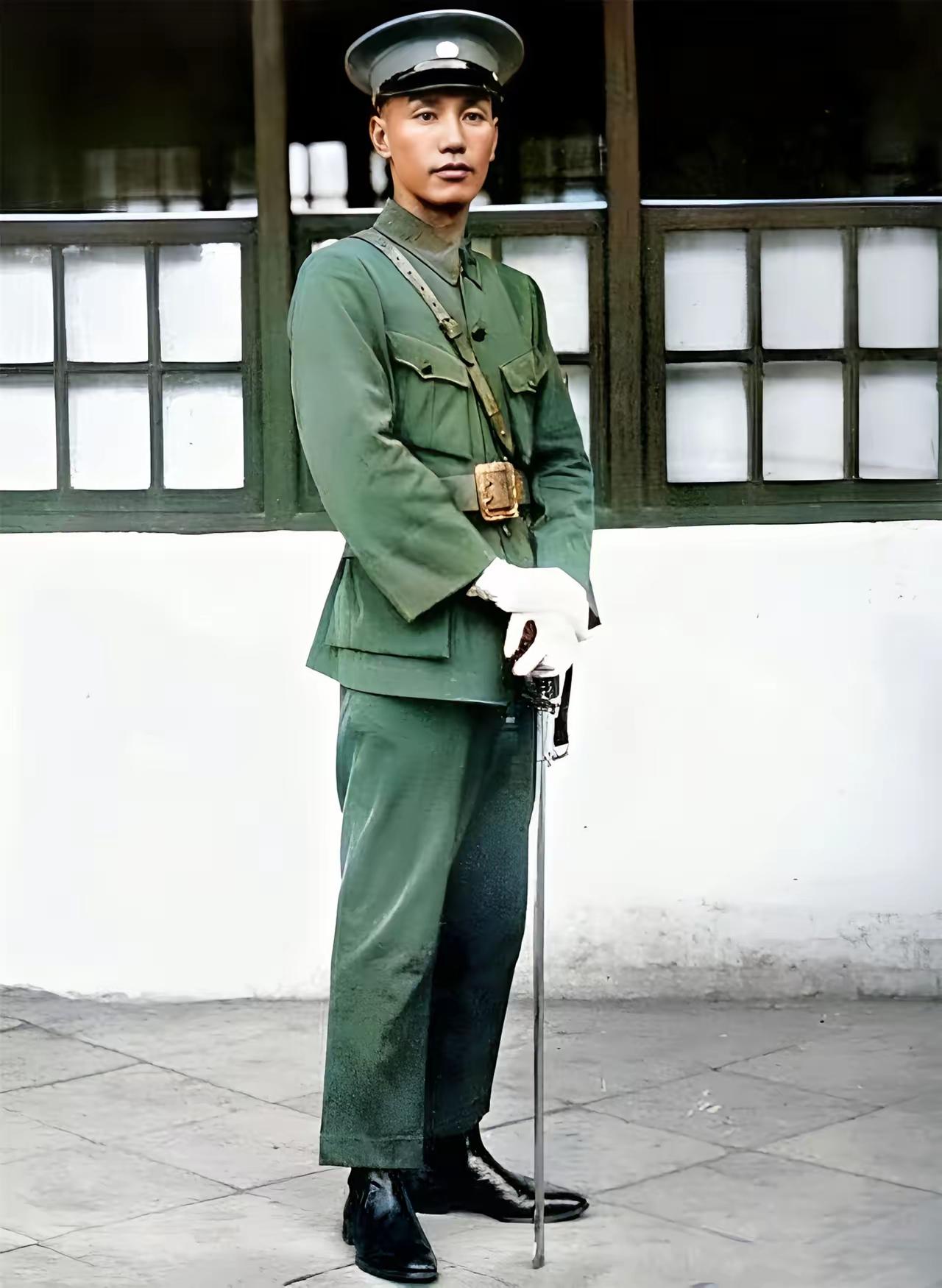 38岁的蒋中正身着军装的志得意满，背后藏着一场“以退为进”的精明算计。黄埔