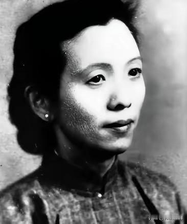 南京解放后，一个阔太太乘坐吉普车来到35军军部，对门口的守卫说：“我是陈修良，请