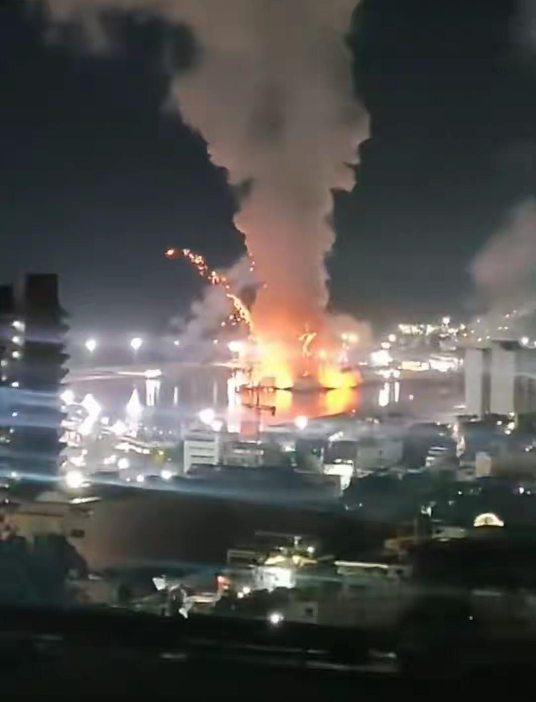 家人们，美国真的对委内瑞拉动真格了？据外媒报道，F-35隐身战机深夜突防，炸毁了