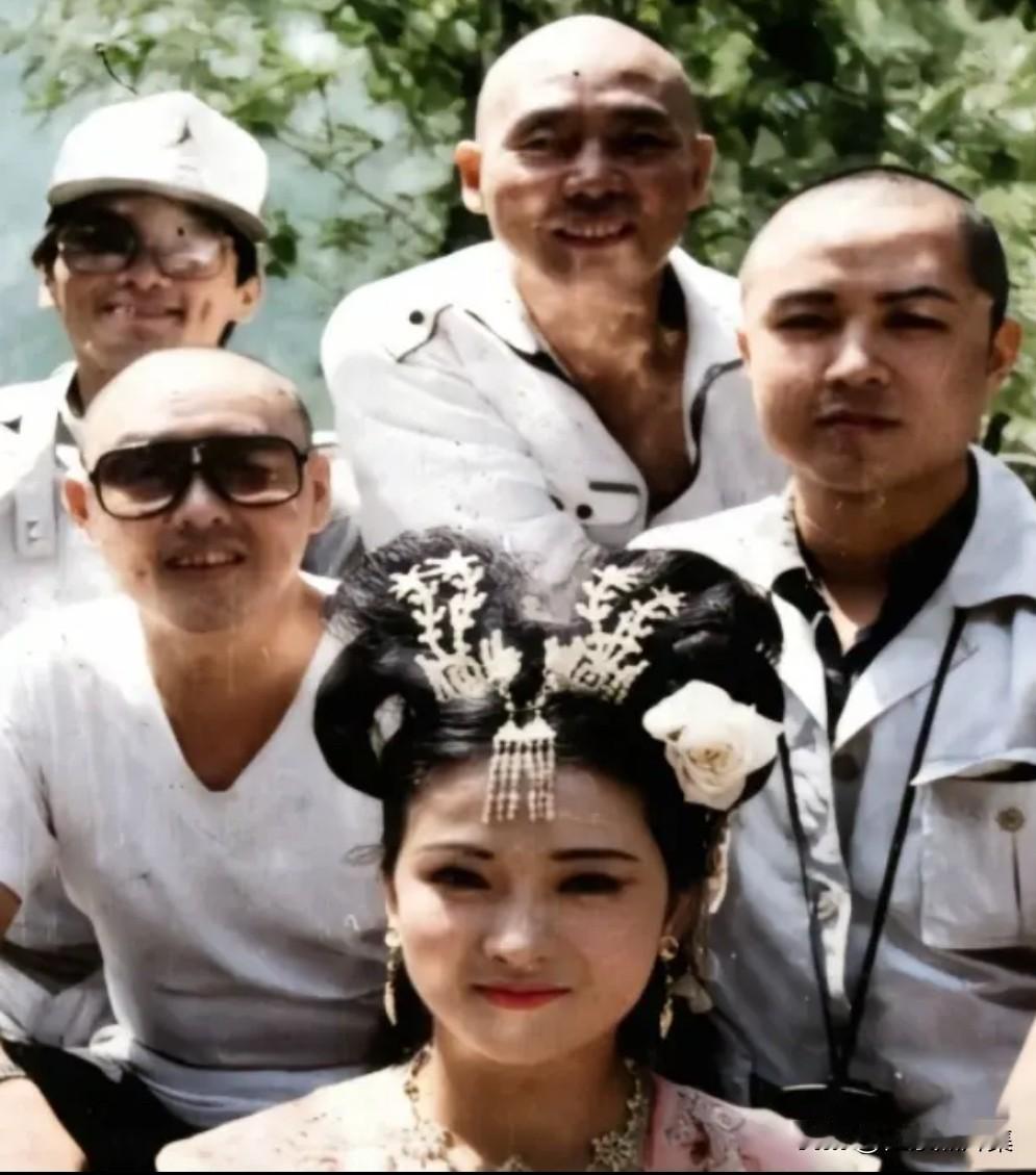 1984年，何晴在拍摄《西游记》期间同剧组演员徐少华、闫怀礼等人合影。根据导演杨