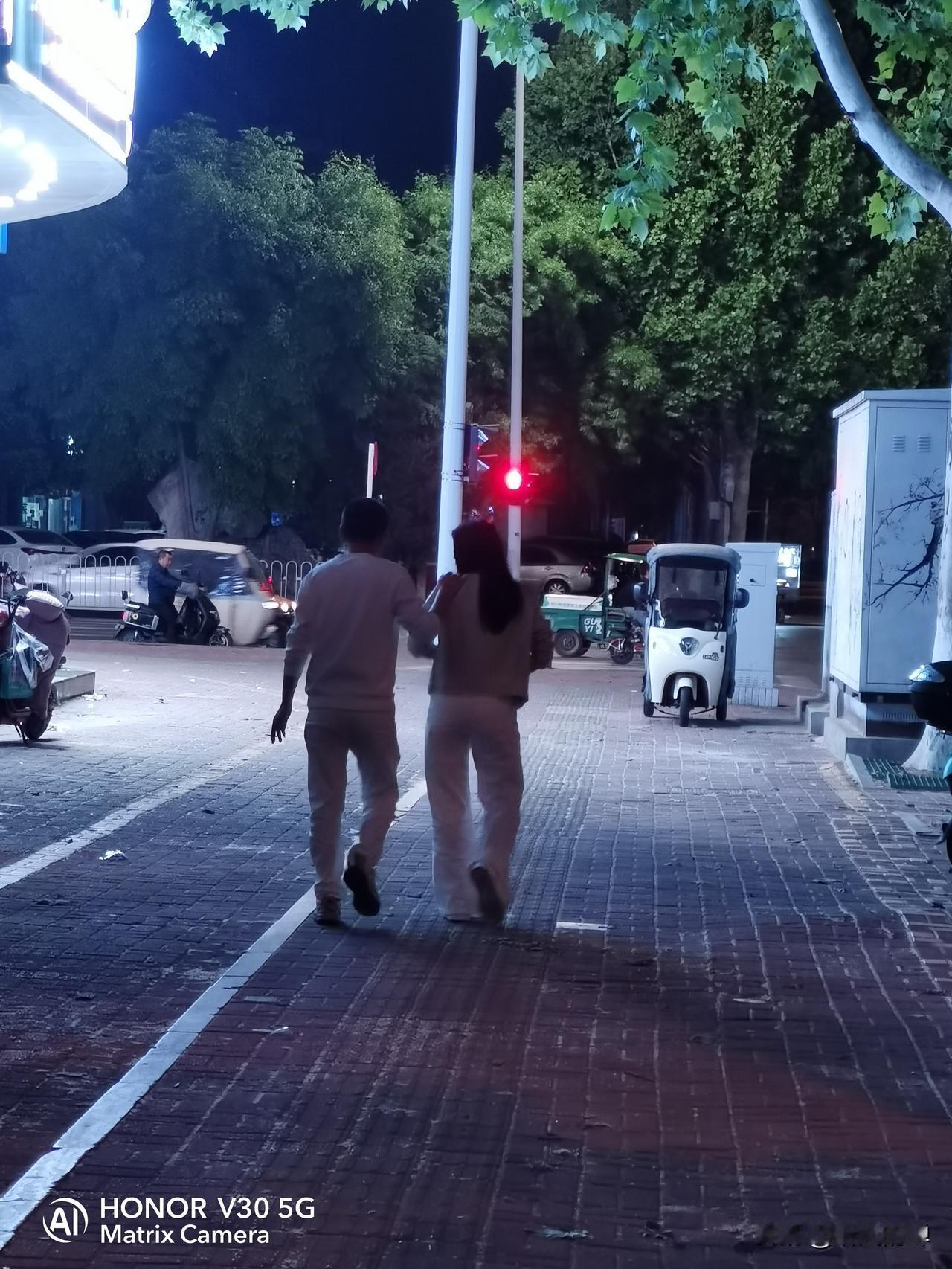 邻居两口子三婚了，真是合久必分，分久必合，身边人都说真是一对奇葩夫妻。这对夫