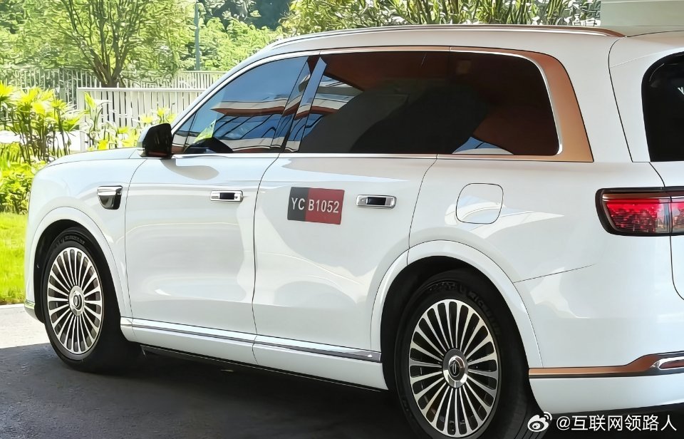 新款M9曝光，变得比方正还方正，更显硬朗。听说这次改的地方特别多，中控屏、发动机