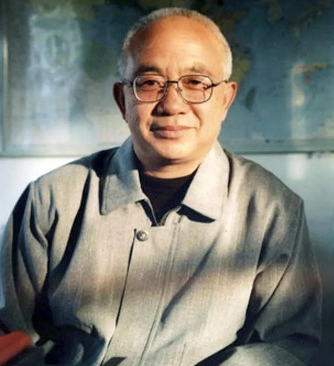 1990年，49岁的核武器研制专家魏世杰退休，带着妻儿返回家乡，没想到，妻子和女