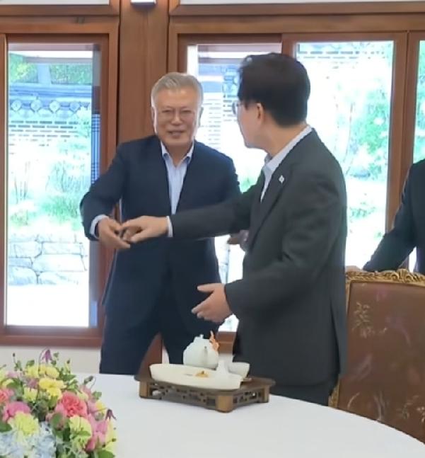 李在明邀请文在寅在青瓦台午餐，3个细节：1、谁坐主位二人还客套礼让，虽然吃的分