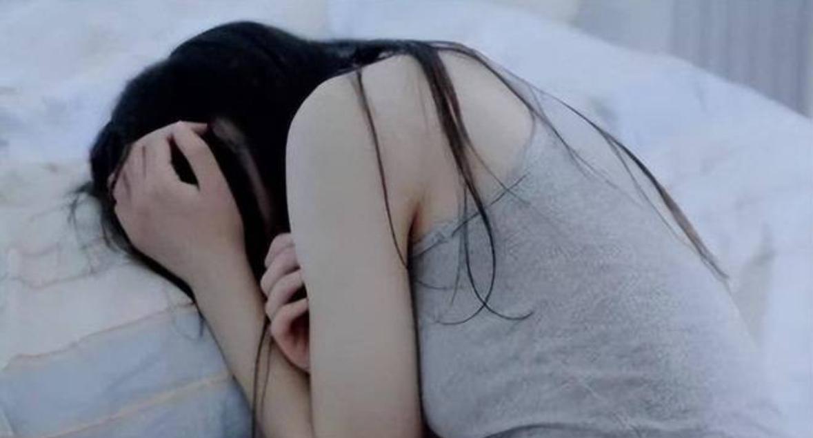 内蒙古呼和浩特，女子跟30多年的男同学一同出游玩耍，住在男同学租的房子里，却不曾