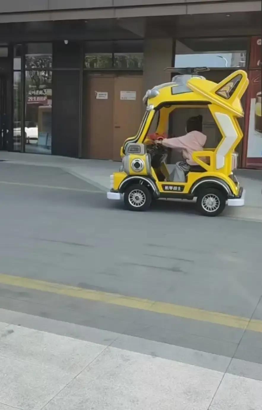 大姑把三大包外孙女淘汰的衣服甩给我家，我拆开一看，领口袖口全是灰绿霉斑，一股地下