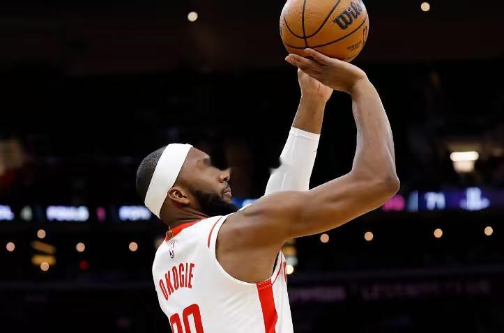 奥科吉出场时间只有8分钟，赛季最低。从先发直接变成了边缘人物，变化有些太大了一些