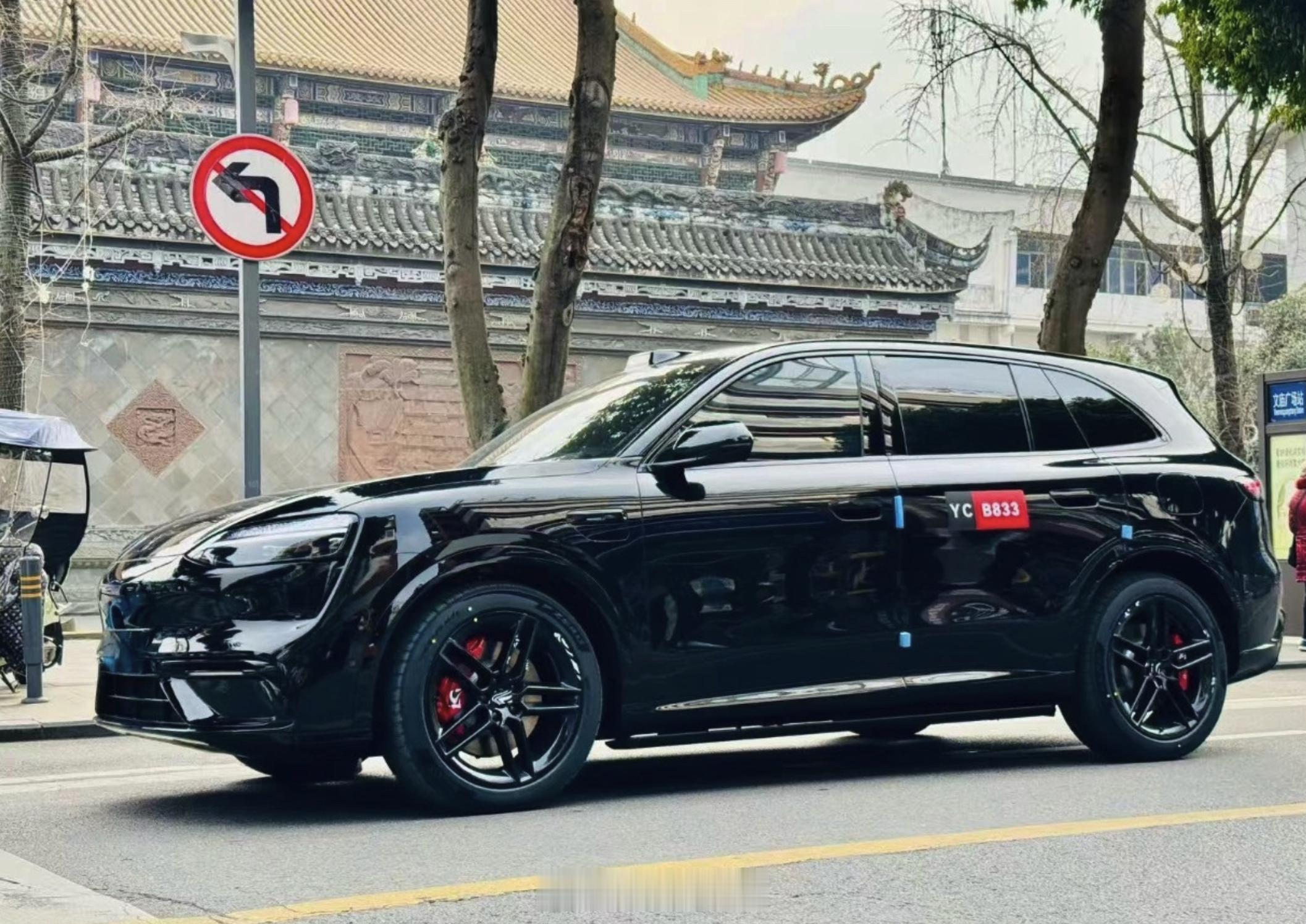 问界M6新图片曝光，全黑配醒目的红色卡钳，是不是比白色气势更强？42how问