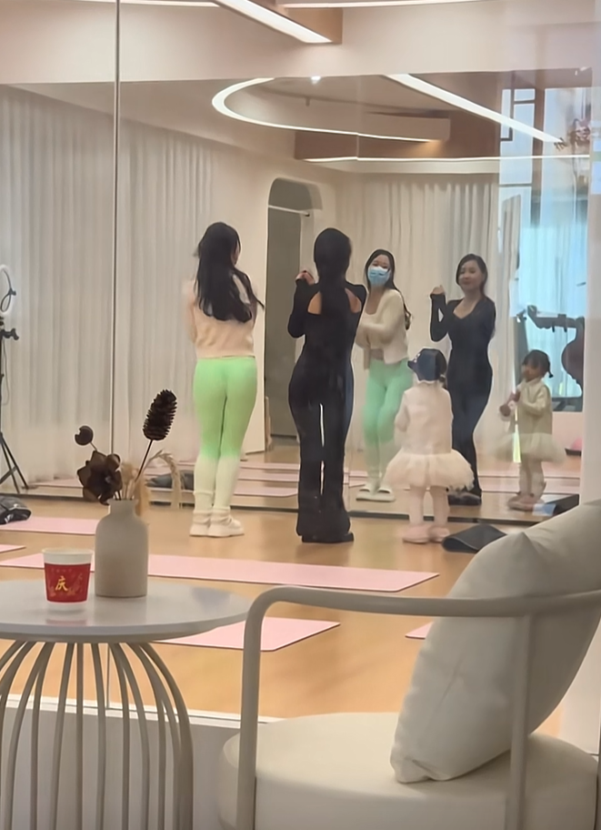 妹妹和姐姐教孩子跳舞了