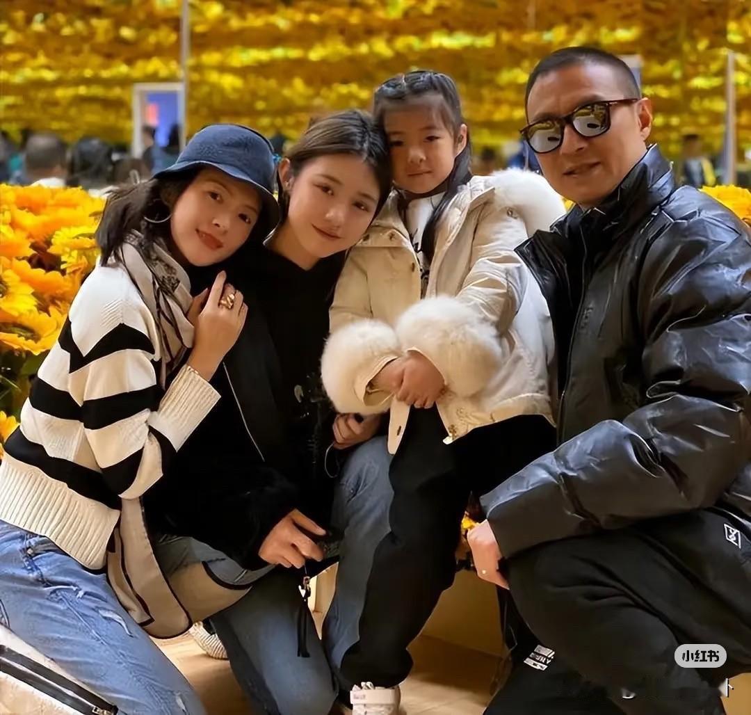 这下章子怡要睡不着了不是因为前男友霍启山谈恋爱了而是因为她女儿小苹果谈恋爱了