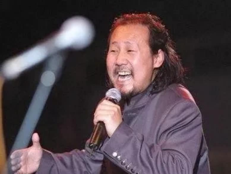 2000年，40岁的腾格尔因挥霍无度，导致4家酒楼倒闭，没房、没车、老婆也“跑”