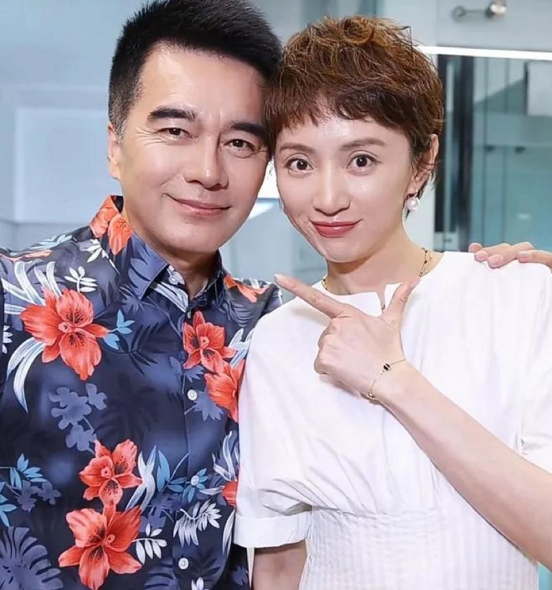 许亚军把财政大权，全交给了小他12岁的张澍，而不是当年爱得要死要活的何晴。这跟