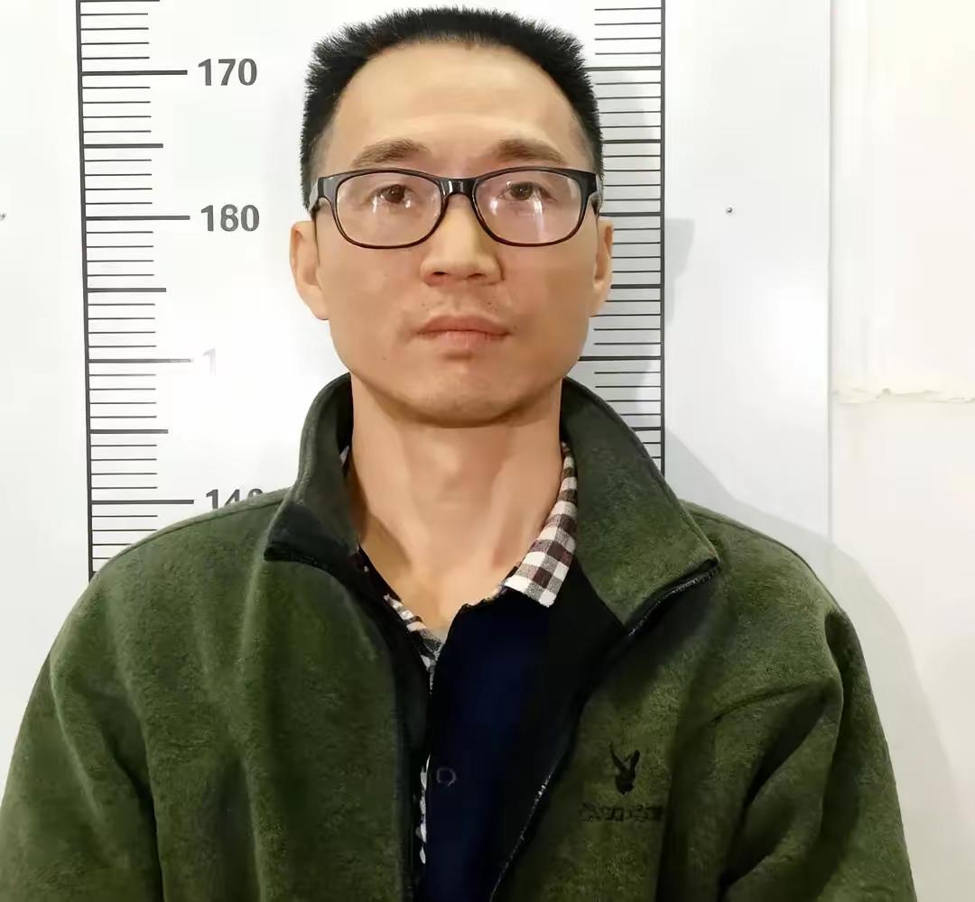 1995年，广东高干子弟陈恂敏劫走1500万现金，还害死了运钞员。他却隐姓埋名2