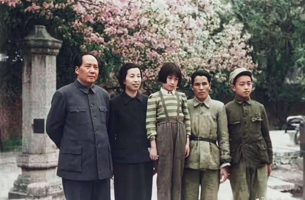 那是刚刚建国的时候，摄影师要为毛主席拍一张和家里人的合影照。小女儿李讷搬一个板凳