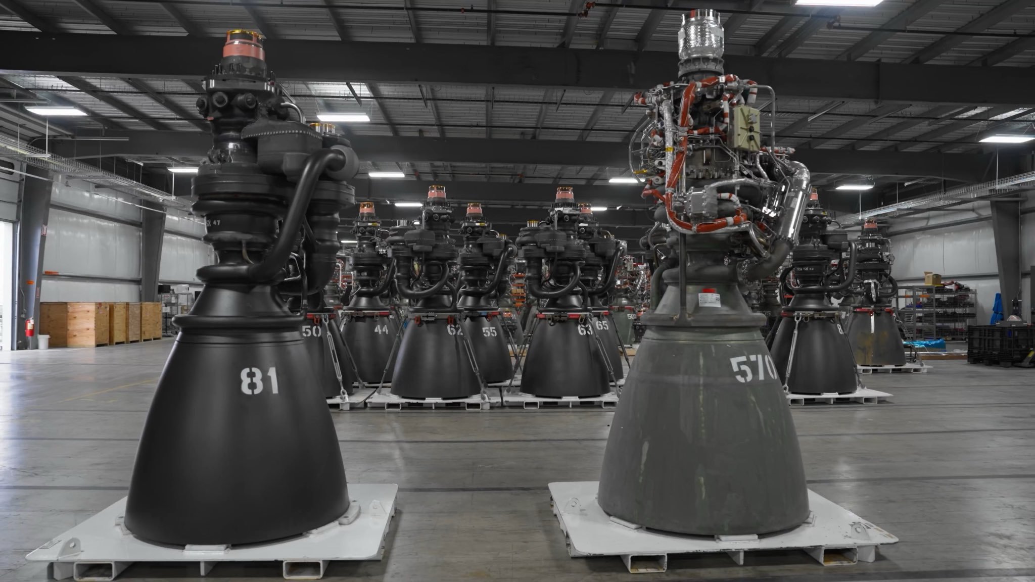 SpaceX星舰基地厂房内的猛禽2/3发动机