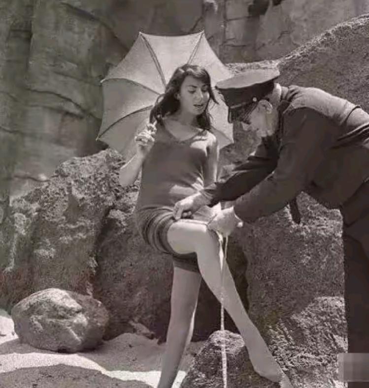 在1933年，洛杉矶+的警察正在检查女性的泳装，根据当时的法律，女性在海滩上穿的