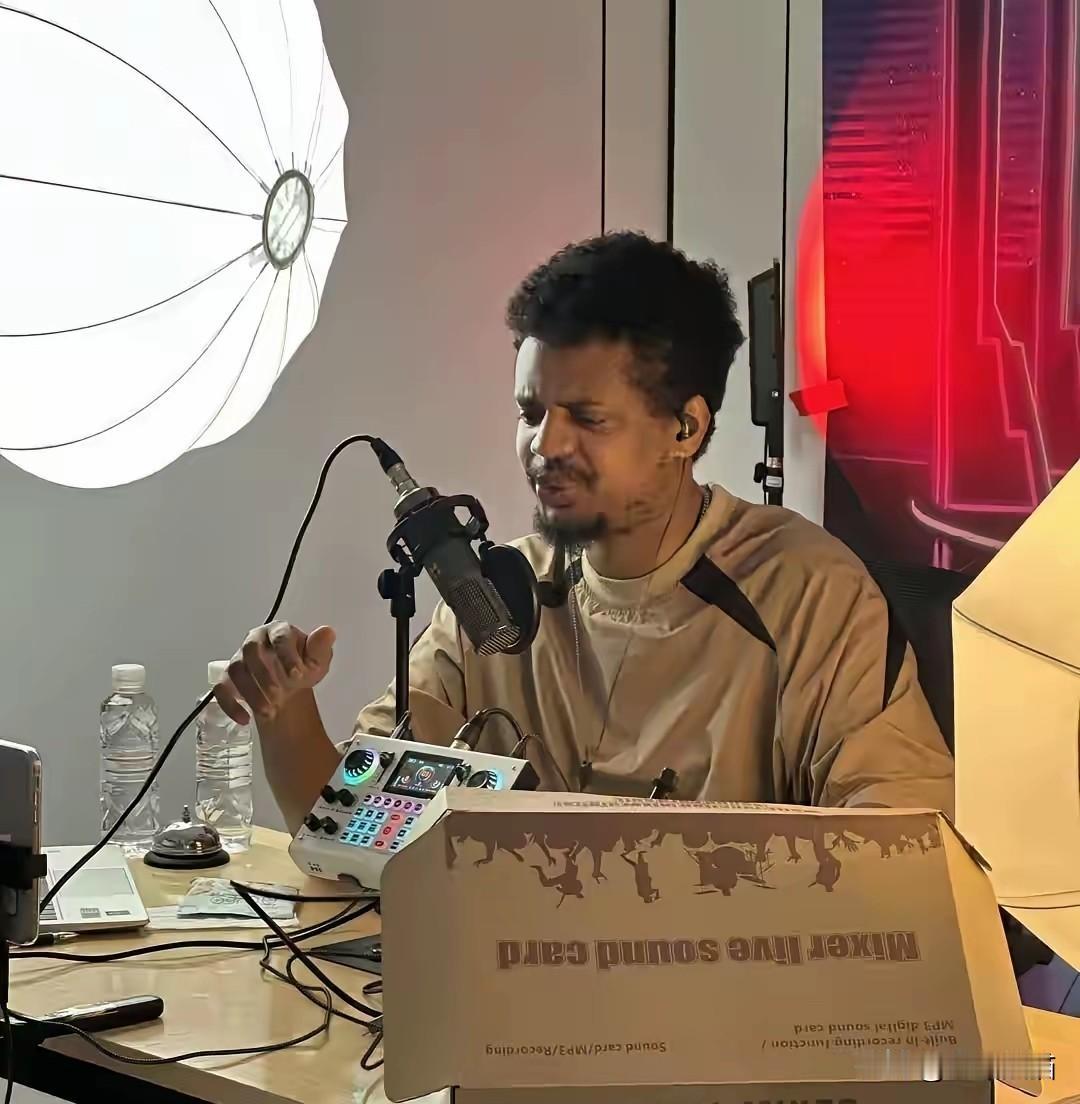 有人担心，海南封关之后大批的外籍主播涌入进来，据说有六七百人，而且大多数都是免签