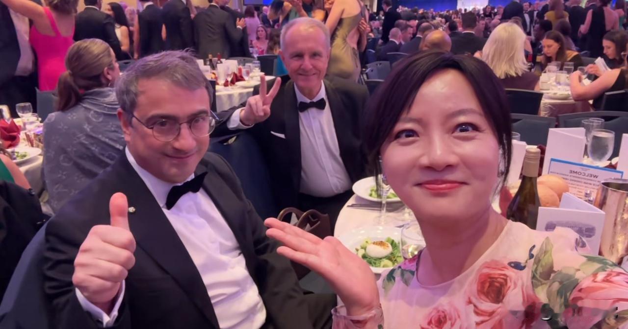 在白宫记者协会宴会现场躲在桌子底下的华人记者王冰汝，安全走出白宫后，说：本来是穿