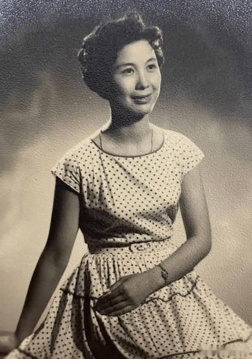 15岁被软禁，怀孕被抛弃，恩公娶她并抚养孩子，她却爱上了导演？ 1988年，