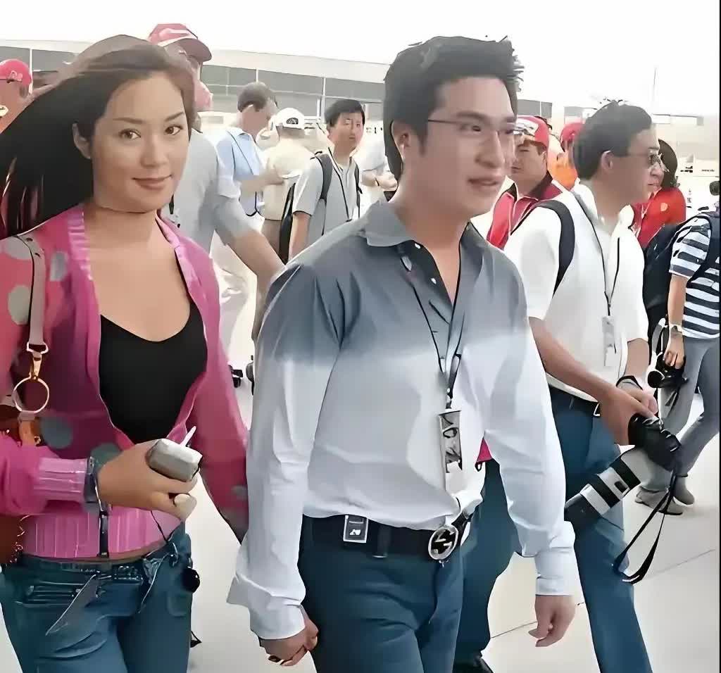 翻开老照片，年轻时候的李家成也有一颗赤诚之心，费了九牛二虎之力，才追到徐子淇，成