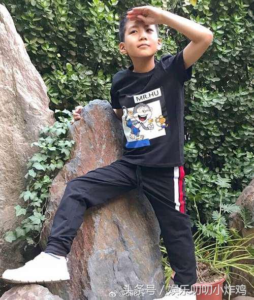 永远记得他拿了冰淇淋给夏天冰额头,夏克立让他