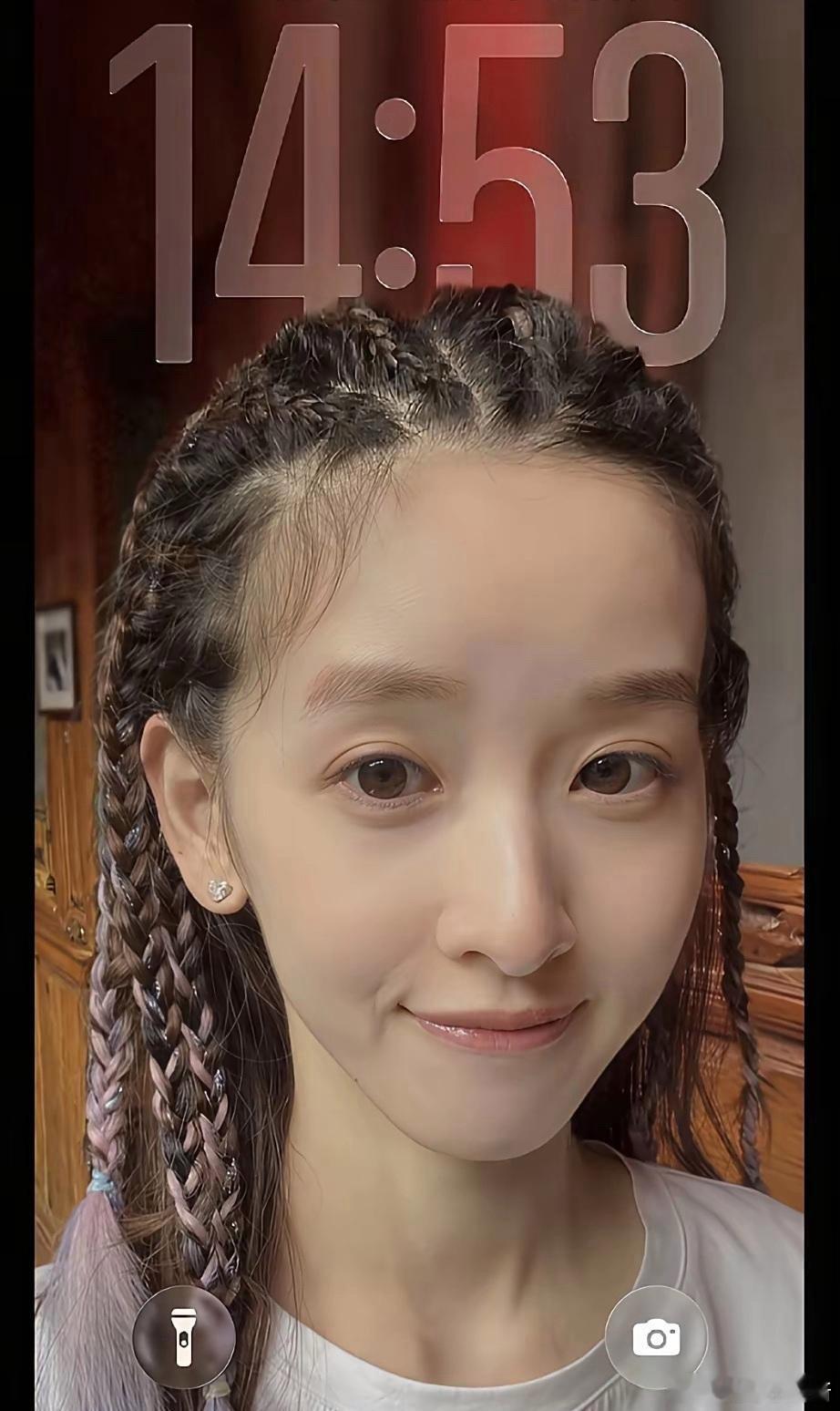 章泽天的脏辫造型确实透着对时尚的追逐，32岁仍有贴合年轻人审美的活力感，从她清澈