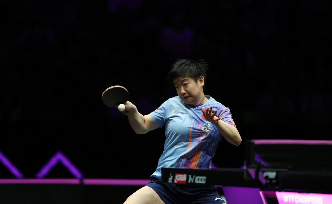 精彩绝伦！孙颖莎这一球冲上体育热搜：这球也就是孙颖莎能打出来。孙颖莎在与迪亚