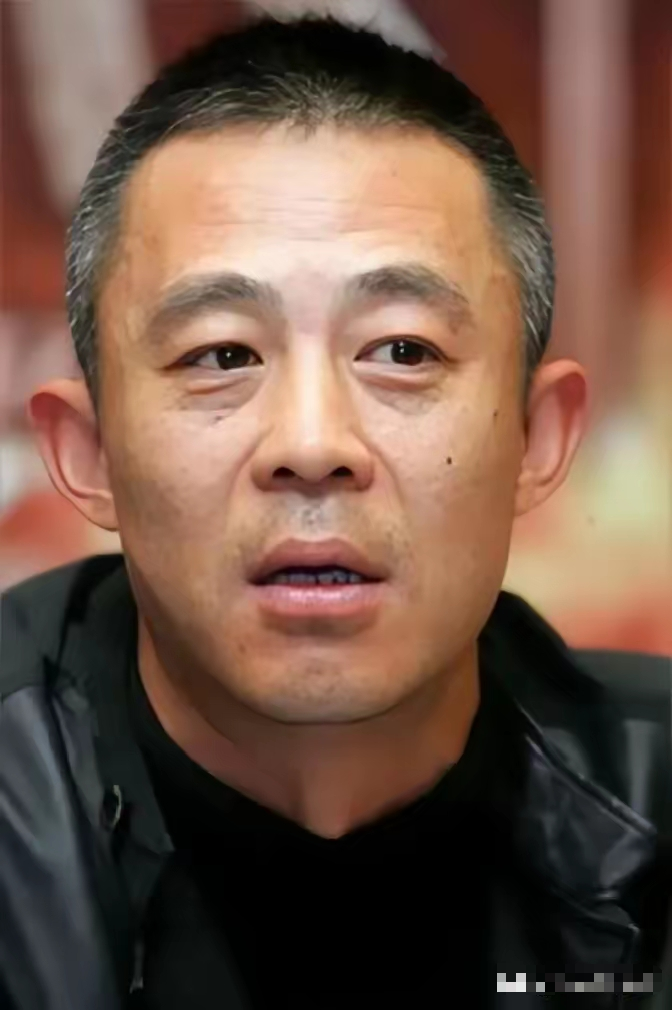 🌞这个世界最搞不懂的人就是侯勇了。明明自己都58岁了，居然和三婚妻子生了个