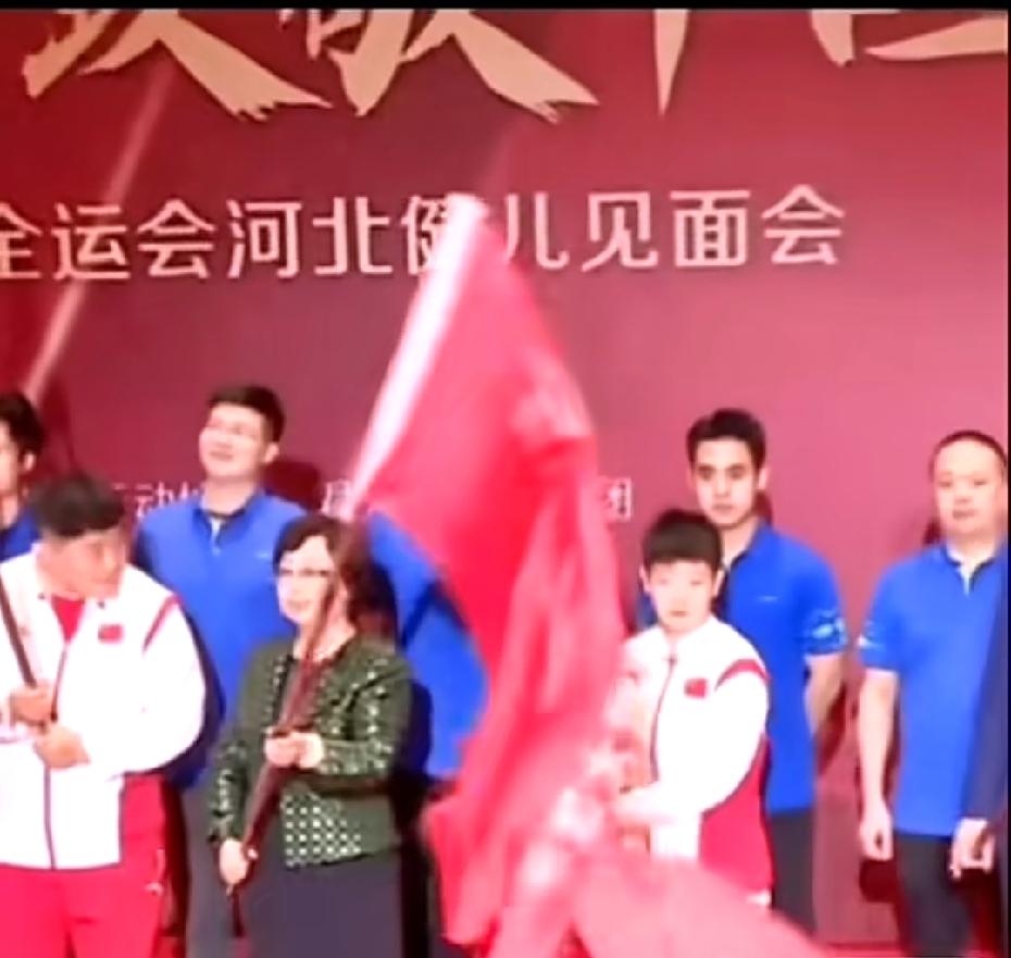 我们莎宝自有自己的节奏[呲牙笑]反正就是做啥都可爱[玫瑰]像是误入大人堆里的小