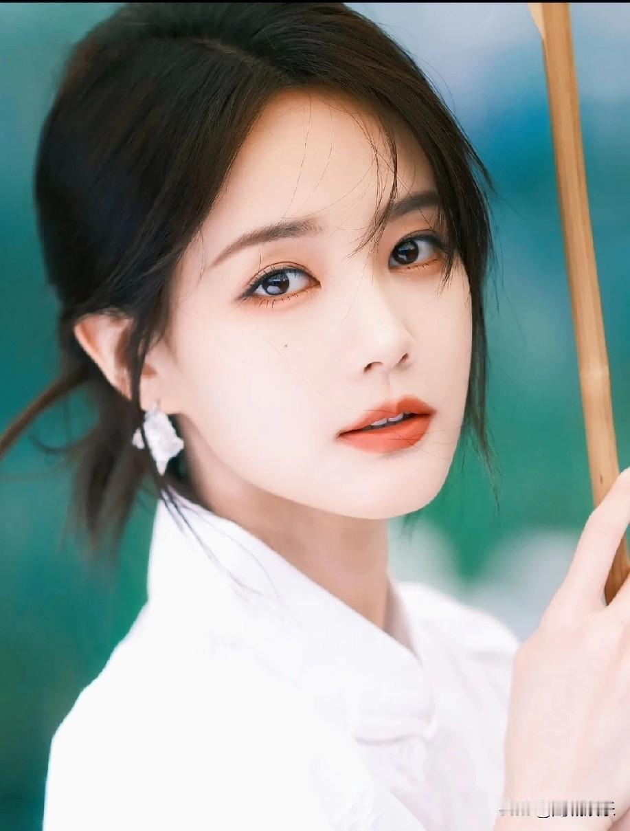 《李一桐素颜照炸热搜：当女明星关掉滤镜，我们终于敢直视自己的脸了》李一桐一