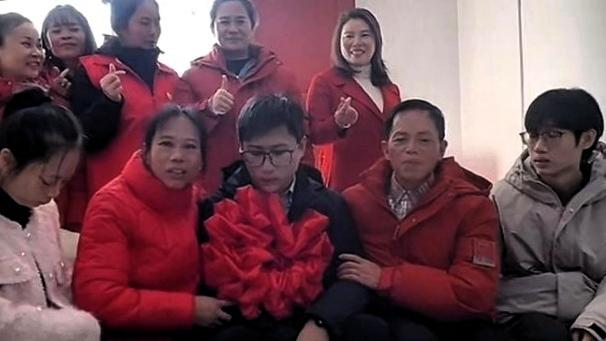 十年前在厦门擦肩的“可怜叔叔”，竟是苦苦寻他的生父！梁志辉认亲现场一句真心话，笑