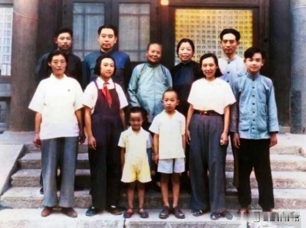 这是周总理一张留存十分罕见的全家福。画面里人物齐全：妻子邓颖超、养育过总理的八婶