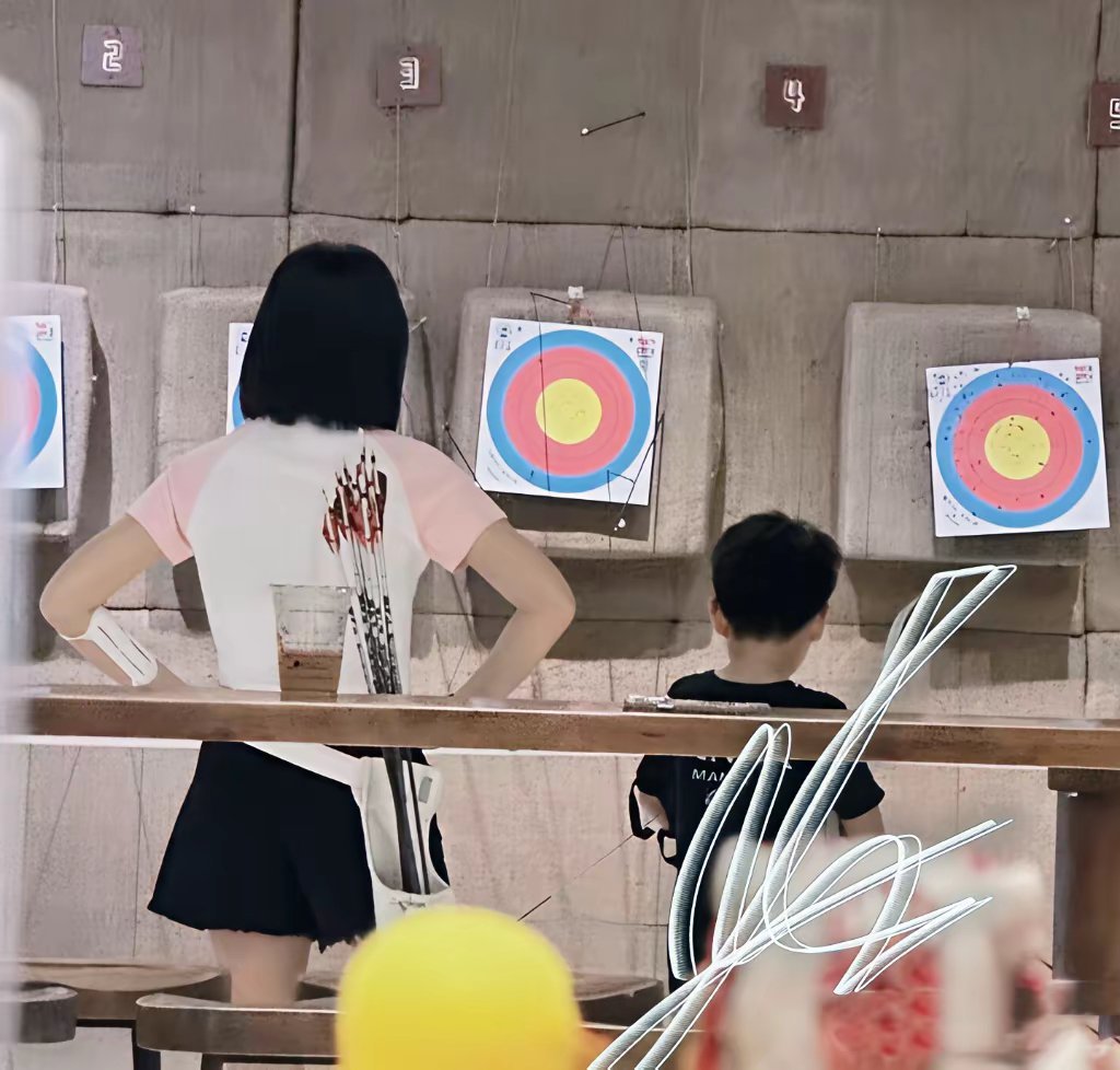 42岁的陈妍希带儿子到杭州游玩，她的打扮好少女