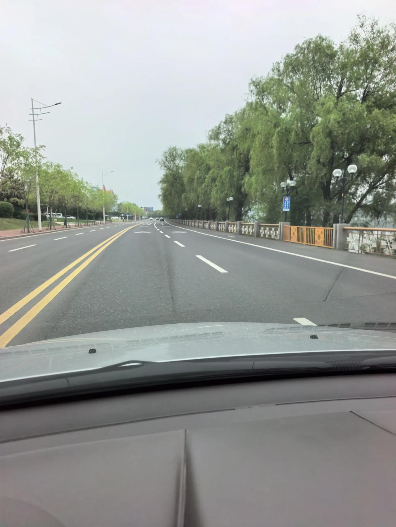 网友爆料，从吉林市市区去往丰满快到小雾凇岛的位置马路上割了几条口子，是要准备修的