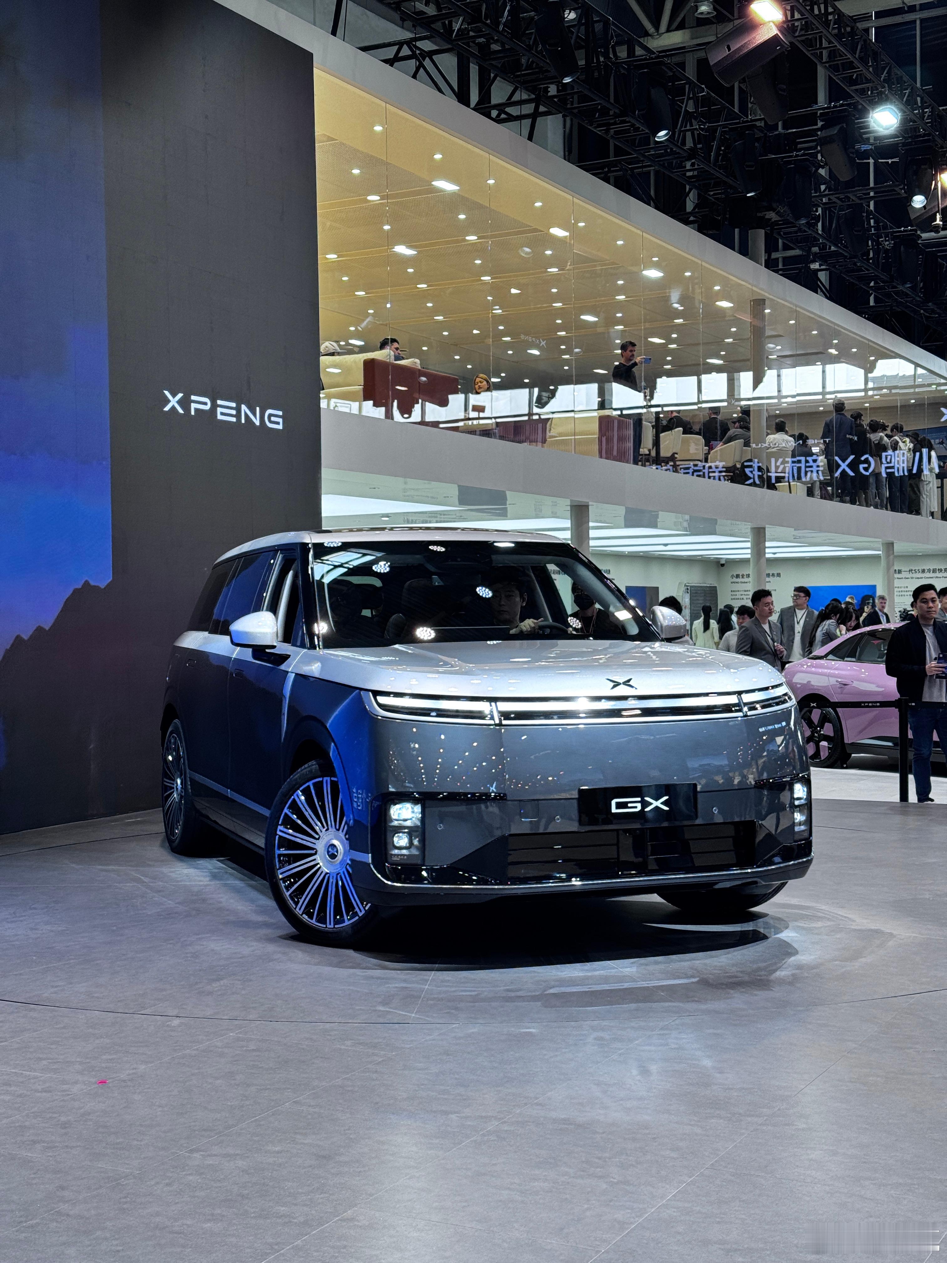 啊，小鹏GX也出了个双拼色，又型又正，侧面的视觉冲击力很强2026北京车展北京