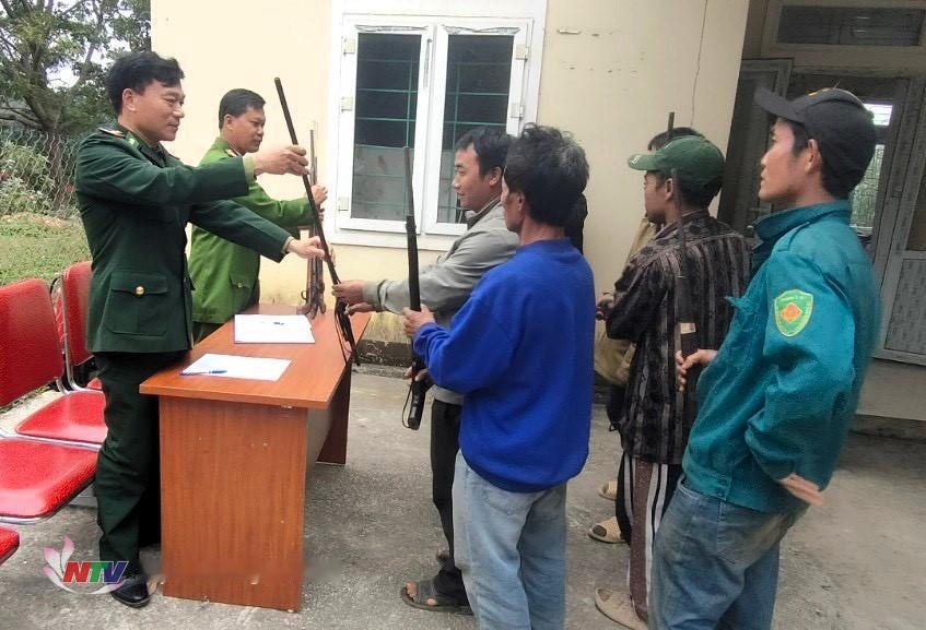 主动上交武器的越南人，政府向家庭捐赠了灭火器