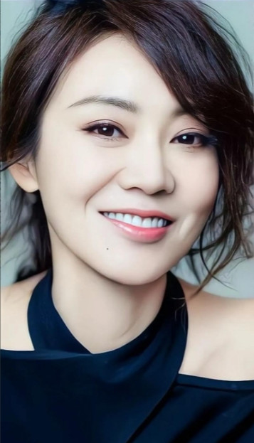 2004年，闫妮的老公邹伟提出离婚，闫妮看着年幼的孩子，心里万分不舍，便哭着挽留