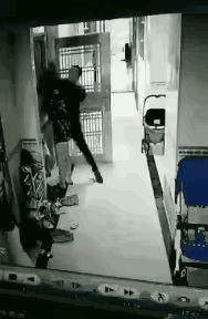 千错万错都不应该下手这么重，都一动不动了还踹上几脚。男的挥拳几下就把女的打倒在