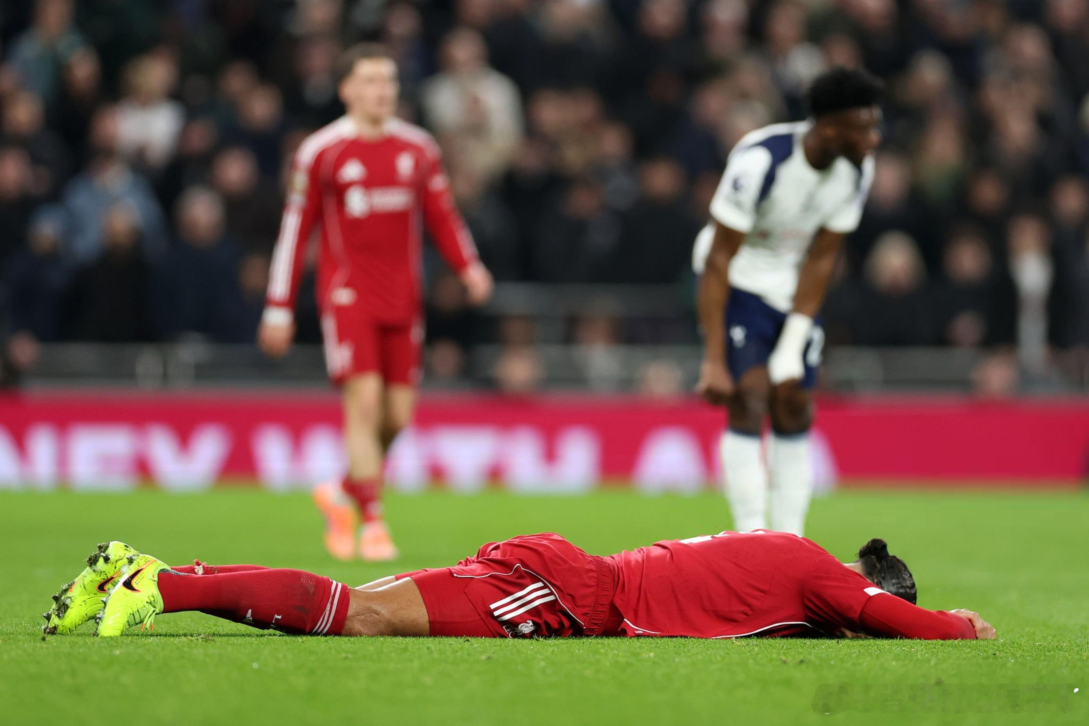 范迪克透露这位荷兰国家队队友西蒙斯因对他的犯规被罚下后，两人曾进行交流：“是的，